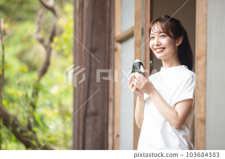 吃米球的婦女 103684383