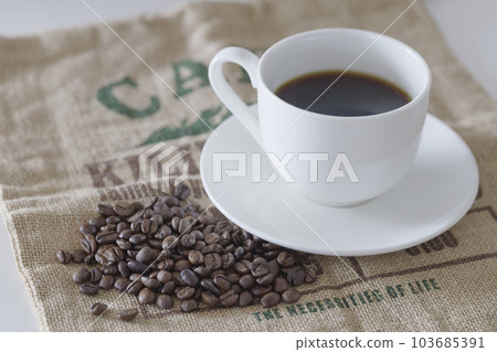 咖啡豆和咖啡杯 咖啡豆和咖啡杯 103685391