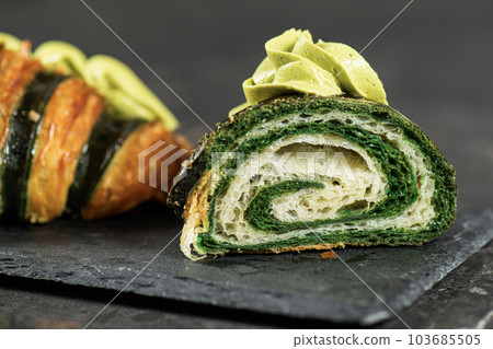 Bicolour Croissant 103685505