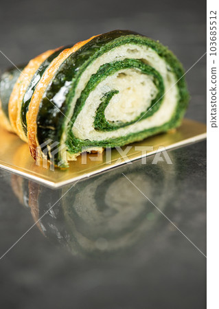 Bicolour Croissant 103685512