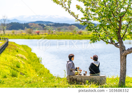 A couple taking a coffee break Park Lake A couple taking a coffee break Park Lake 103686332