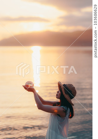站立在海灘的婦女 103686629
