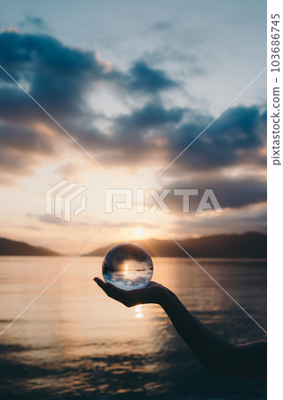 站在海邊的剪影女人 103686745