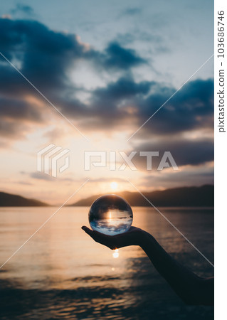 站在海邊的剪影女人 103686746