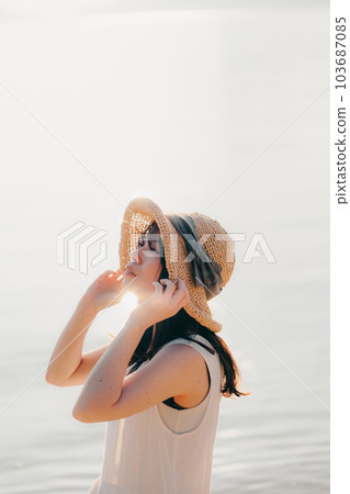 站立在日落的婦女 站立在日落的婦女 103687085