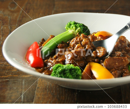 Braised Japanese black beef tendon stewed in demi-glace sauce 103688433