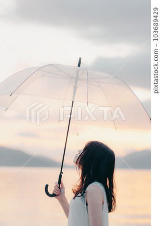 夕陽下打傘的女人 103689429