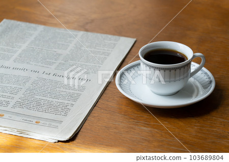 英文報紙,早晨,日出,咖啡 英文報紙,早晨,日出,咖啡 103689804