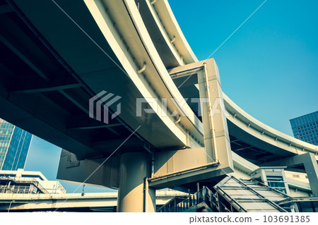 畫曲線的橫濱首都高速高速公路錦江交叉路口 2023.05 a-4 暖色和冷色強調 103691385