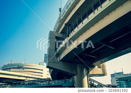 繪製曲線的橫濱首都高速高速公路錦江交叉路口 2023.05 b-4 暖色和冷色強調 103691392