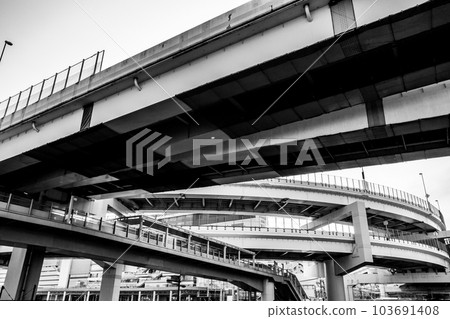 Yokohama Capital Expressway Kinko Junction drawing a curve 2023.05 d-5 monochrome 103691408