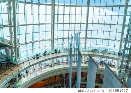 [Tokyo] Terminal 2 of Haneda Airport with a futuristic atmosphere 103691457