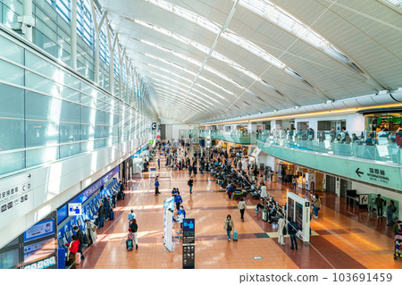[Tokyo] Haneda Airport Departure Lobby with a Futuristic Atmosphere 103691459