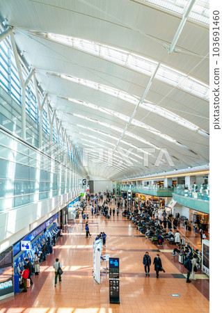 [Tokyo] Haneda Airport Departure Lobby with a Futuristic Atmosphere 103691460