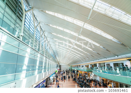 [Tokyo] Haneda Airport Departure Lobby with a Futuristic Atmosphere 103691461