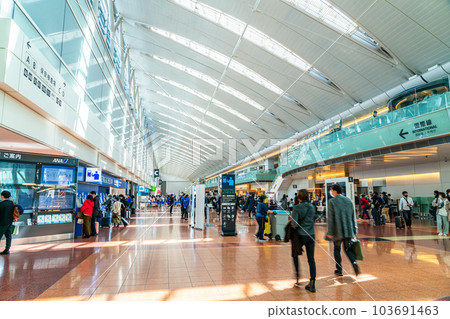 [Tokyo] Haneda Airport Departure Lobby with a Futuristic Atmosphere 103691463