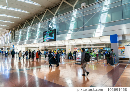 [Tokyo] Haneda Airport Departure Lobby with a Futuristic Atmosphere 103691468
