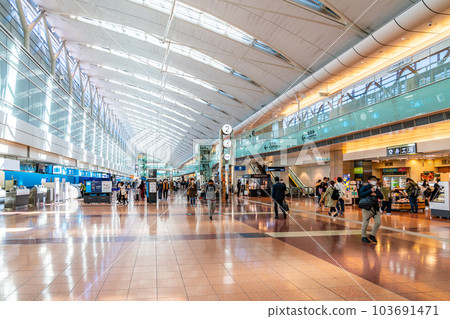 [Tokyo] Haneda Airport Departure Lobby with a Futuristic Atmosphere 103691471