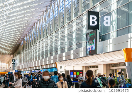 [Tokyo] Haneda Airport Departure Lobby with a Futuristic Atmosphere 103691475