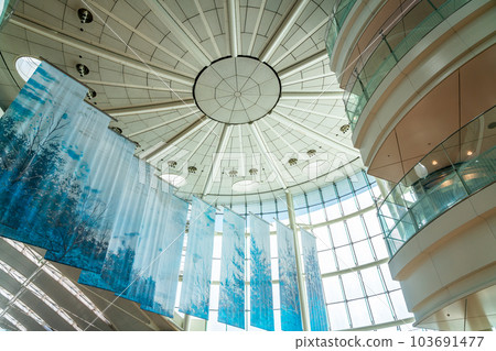 [Tokyo] Terminal 2 of Haneda Airport with a futuristic atmosphere 103691477
