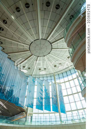 [Tokyo] Terminal 2 of Haneda Airport with a futuristic atmosphere 103691478