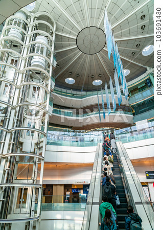 [Tokyo] Terminal 2 of Haneda Airport with a futuristic atmosphere 103691480