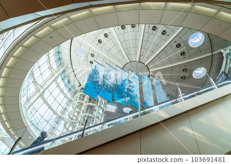[Tokyo] Terminal 2 of Haneda Airport with a futuristic atmosphere 103691481
