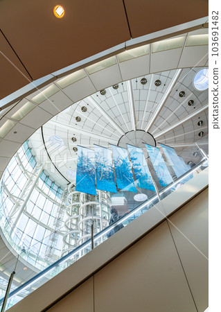 [Tokyo] Terminal 2 of Haneda Airport with a futuristic atmosphere 103691482
