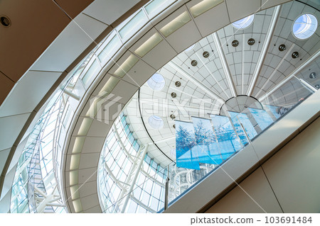 [Tokyo] Terminal 2 of Haneda Airport with a futuristic atmosphere 103691484