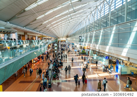 [Tokyo] Haneda Airport Departure Lobby with a Futuristic Atmosphere 103691492