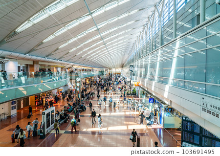 [Tokyo] Haneda Airport Departure Lobby with a Futuristic Atmosphere 103691495