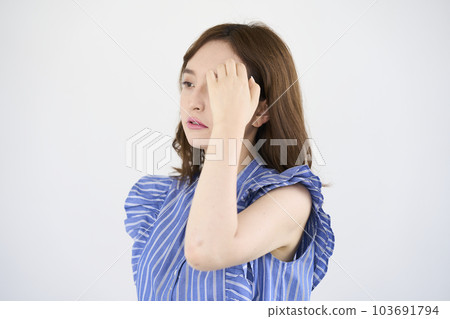白色背景女性肖像與自然光 103691794