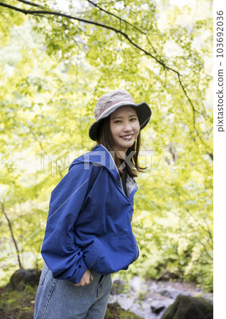 站在森林裡的戶外女孩 103692036