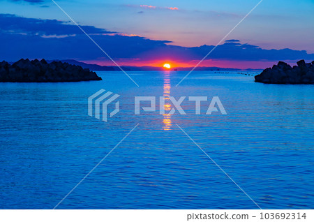 [Naruto scenery] Divine sunrise over the sea 103692314