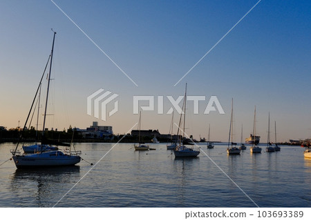 停泊在新潟市信濃川河口的遊艇 103693389