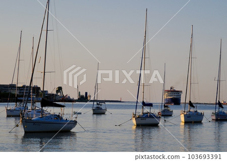 停泊在新潟市信濃川河口的遊艇 103693391