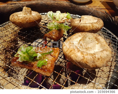 炭火烤肉，厚厚的香菇，稀有的舌頭 103694366