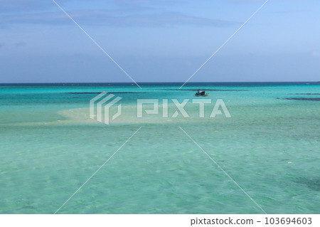 沖繩縣宮古島廣闊美麗的大海 103694603