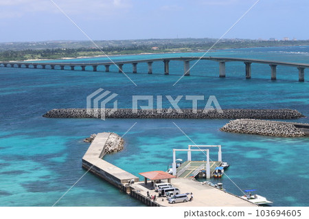 沖繩縣來間島美麗的海景 103694605