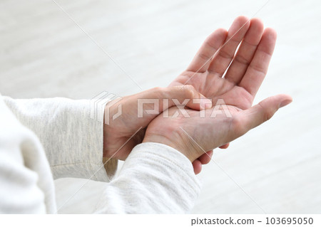 Shiatsu for hand numbness/trembling Shiatsu for hand numbness/trembling 103695050