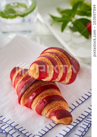 bicolor croissant 103697994