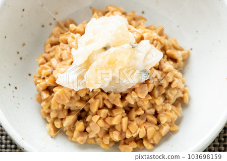 納豆。 （Hikiwari 納豆配芥末醃製鯡魚子（Sankai 醃製））。 103698159