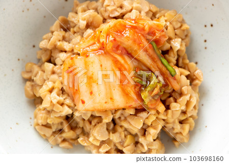 泡菜納豆。 （大白菜泡菜澆頭 hikiwari 納豆。） 103698160