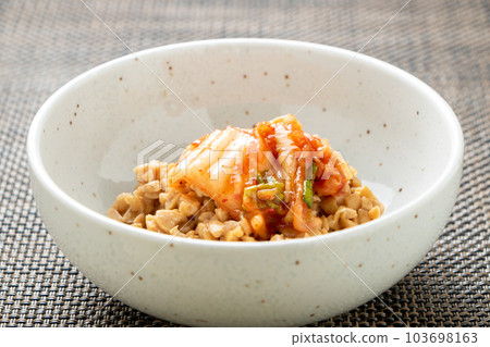 Kimchi natto. (Chinese cabbage kimchi topping hikiwari natto.) 103698163