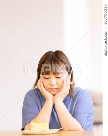 看著桌上蛋糕的年輕女人 103700310