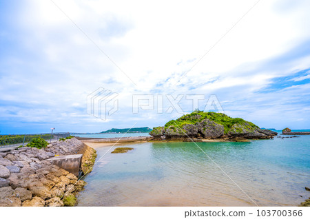 濱比嘉島的形象 | 晴朗的藍天和天見丘墳墓方向的風景 | 沖繩縣宇流麻市 濱比嘉島的形象 | 晴朗的藍天和天見丘墳墓方向的風景 | 沖繩縣宇流麻市 103700366