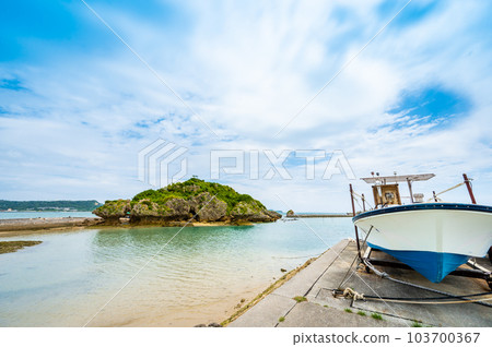 Image of Hamahiga Island | Sunny blue sky and scenery in the direction of Amamichu's grave | Uruma City, Okinawa Prefecture Image of Hamahiga Island | Sunny blue sky and scenery in the direction of Amamichu's grave | Uruma City, Okinawa Prefecture 103700367
