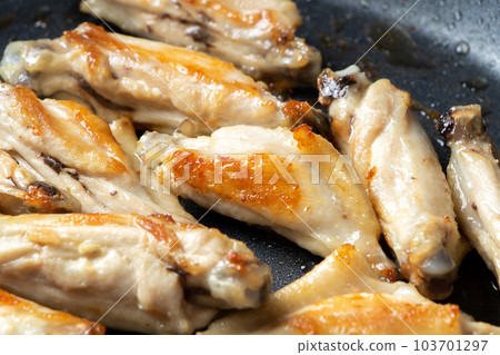 在煎鍋中烤雞肉（年輕的雞翅）。 103701297