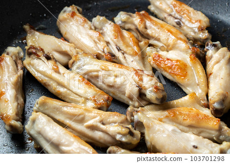 在煎鍋中烤雞肉（年輕的雞翅）。 103701298