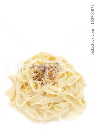 奶油色的 carbonara tagliatelle 簡單的意大利面明亮的背景 103703072
